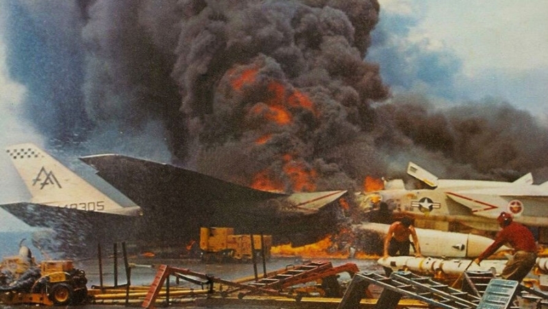 «Самолеты горели, бомбы взрывались»: как американцы чуть не уничтожили свой авианосец «Форестолл»