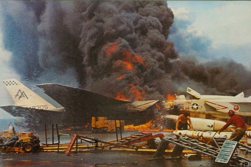 «Самолеты горели, бомбы взрывались»: как американцы чуть не уничтожили свой авианосец «Форестолл»
