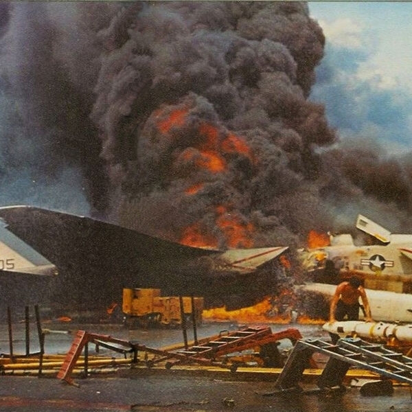 «Самолеты горели, бомбы взрывались»: как американцы чуть не уничтожили свой авианосец «Форестолл»