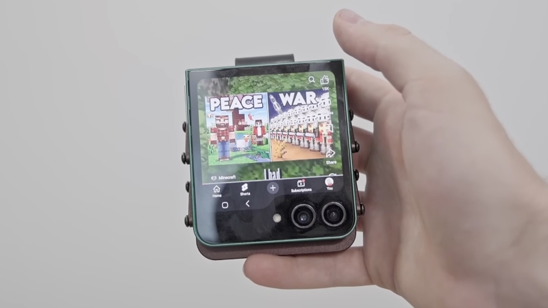 Сломанный Galaxy Z Flip5 + клавиатура BlackBerry Q10 = необычный современный слайдер