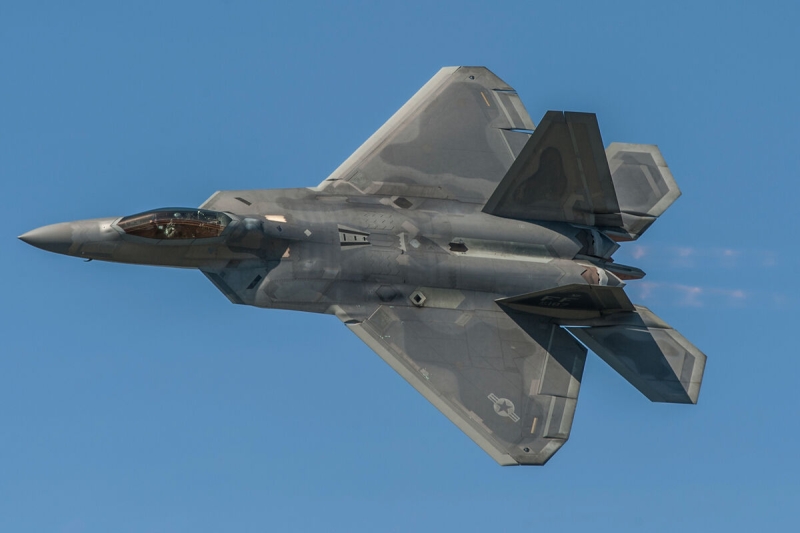 «Летающий утюг не нужен»: как появился самолет F-22, которым Трамп встречал Путина?