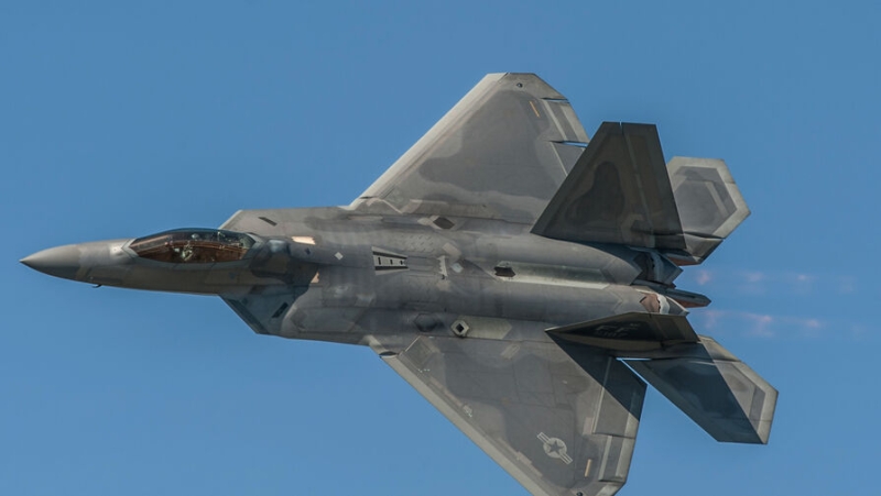 «Летающий утюг не нужен»: как появился самолет F-22, которым Трамп встречал Путина?