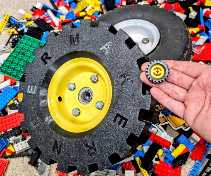 10-дюймовая «шина LEGO»: энтузиаст создал колесо для дровокола