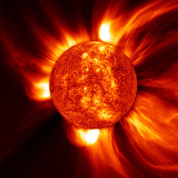 На Земле началась магнитная буря почти максимального уровня. Как она повлияет на людей?